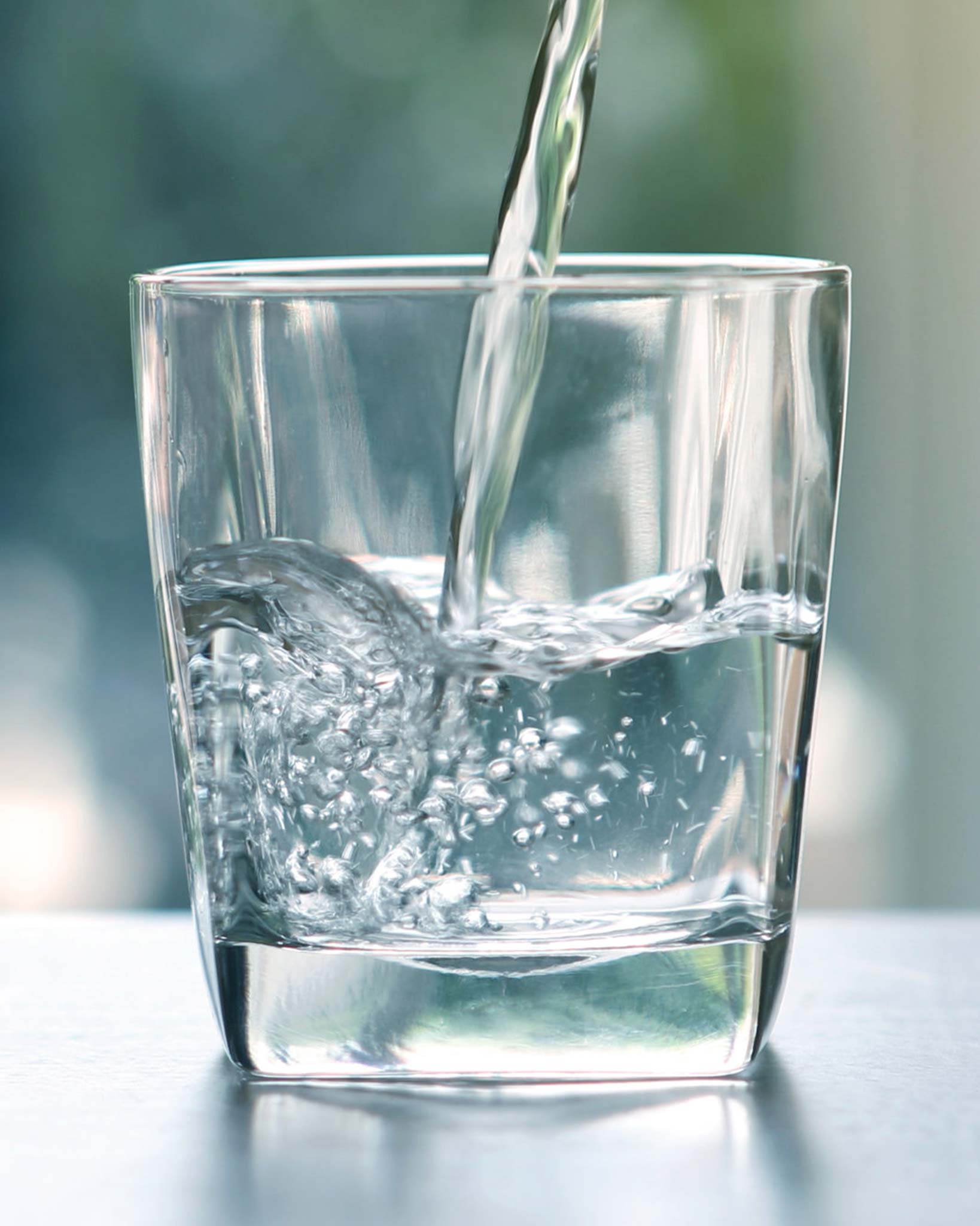 Glas med rent vatten för vattenrening